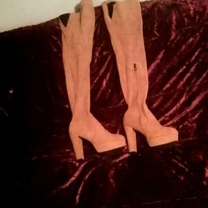 Suede boots size 8, never worn
